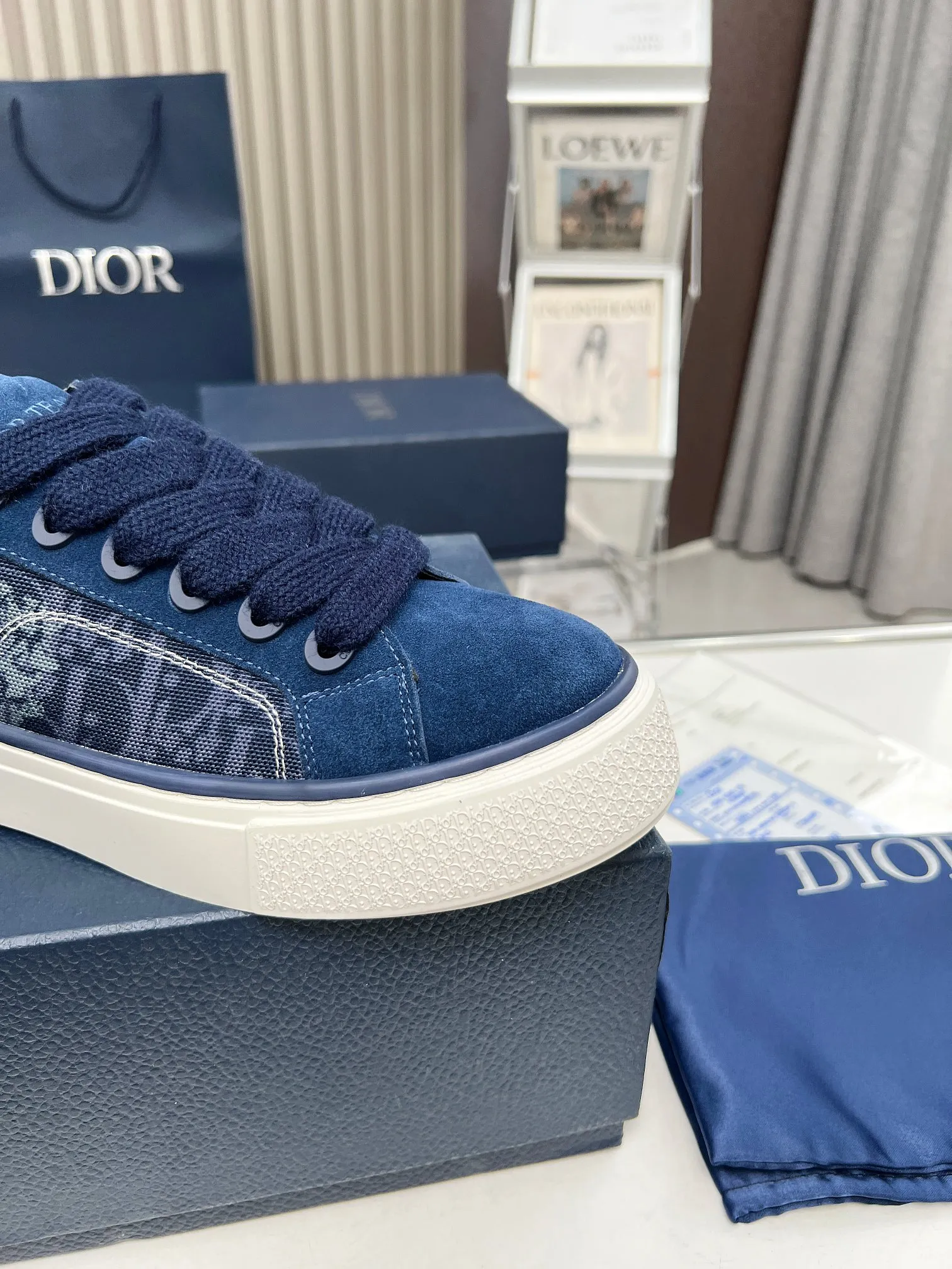 👟👟Ex-factory price 560👟👟 Men +10 DIOR TEARS Dior co-branded B33 sneakers are new in the fall of 2023, reinterpreting the classic tennis shoes, and the fashionable silhouette highlights the thickness. Crafted from blue cotton denim, it's finished with a laser-drawn Oblique print, layered with cotton styling details that showcase the Dior Tears collection's 👟👟Ex-factory eace Sign pattern, and finished with navy suede panels. The padded shoes stand out, showcasing an embossed Dior Tears logo, wide navy mohair laces and brass eyelets with a matte tonal finish. The cream-white Dior Oblique patterned rubber sole, enhanced by the contrasting Dior 30 Avenue Montaigne signature on the rear, will add a modern touch to any casual look. Size: Women's 35-40 (34, 41 customized, non-refundable) Men's 39-45 (38, 46 customized, non-refundable)